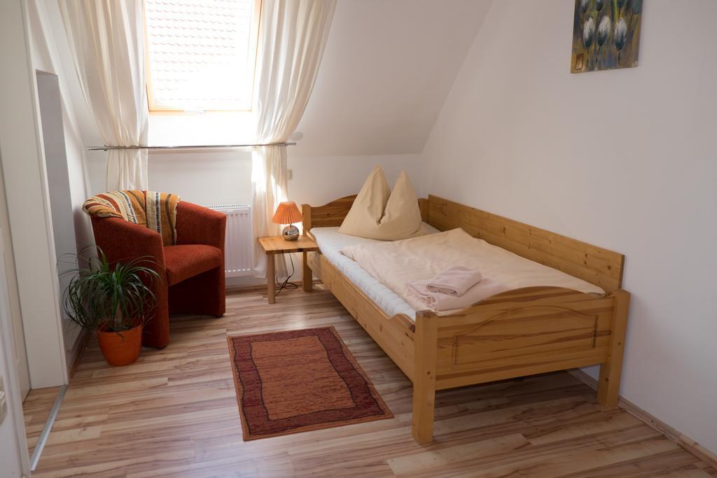 Landhotel Markthof Satemin Вустров Стая снимка